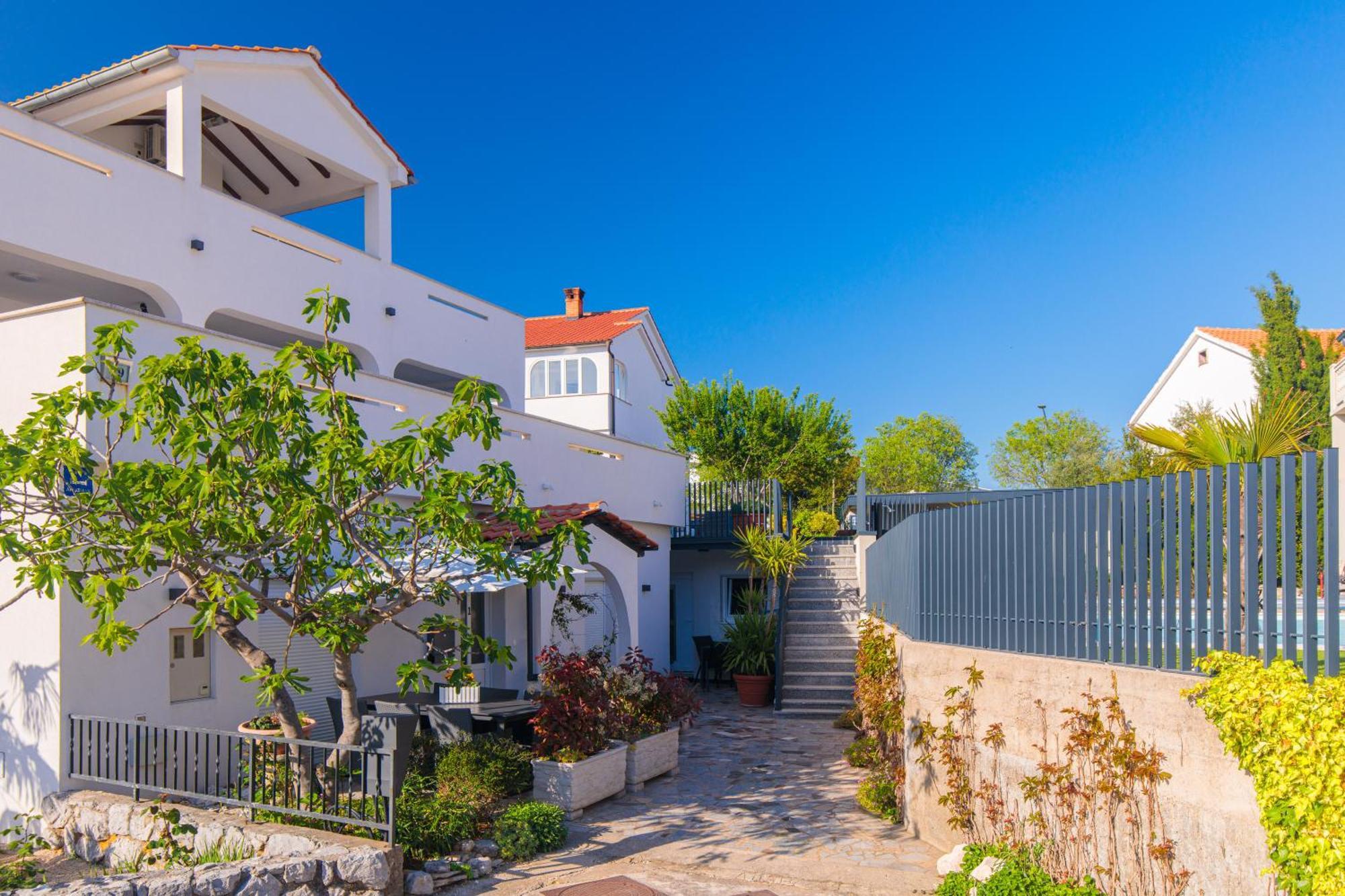 Apartament House Lijan